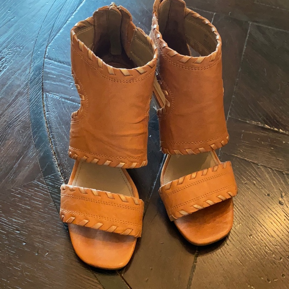 Donald/Pliner Wedges